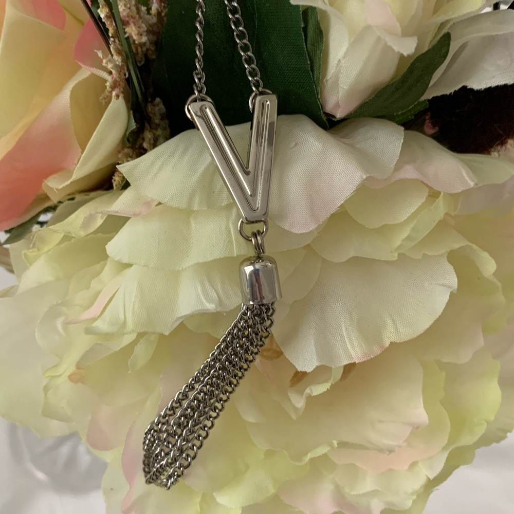 VTG Tassel Chain Chevron Pendant Letter V Necklace